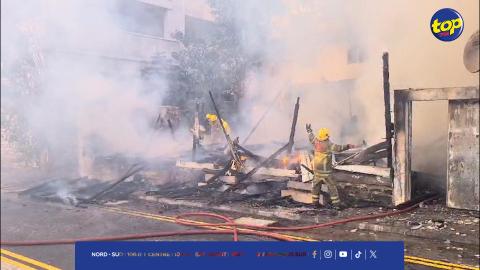 Une maison en bois ravagée par les flammes